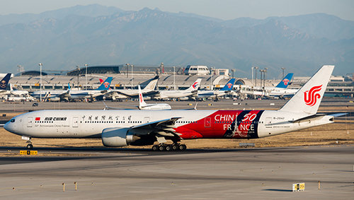Boeing 777-300ER Air China " 50 Jahre China-France " mit Halter